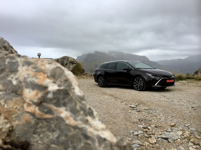 Toyota Corolla Touring Sports Hybrid hd specifications