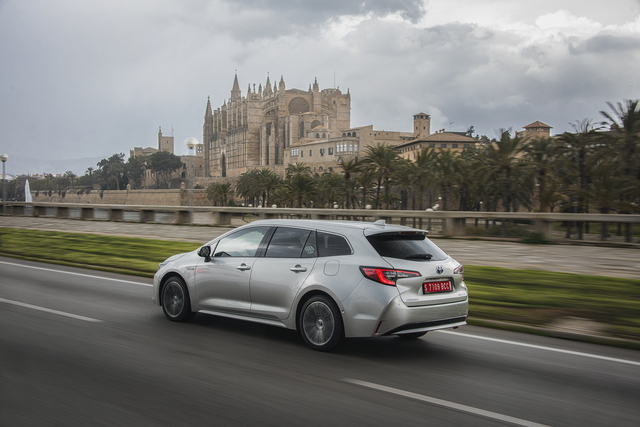 Toyota Corolla Touring Sports Hybrid modern big