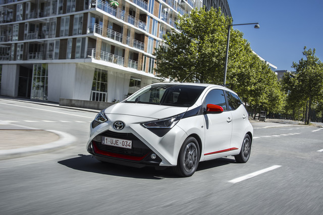 Toyota Aygo 3-door Photos and Specs. Photo: Toyota Aygo 3-door ...