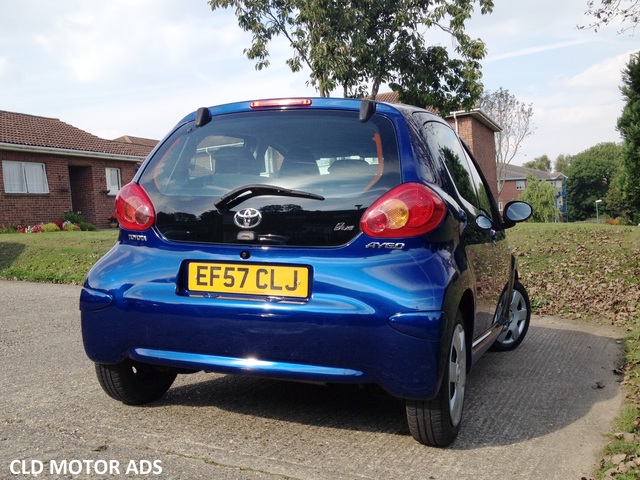 Toyota Aygo 5-door Photos and Specs. Photo: Toyota Aygo 5-door ...