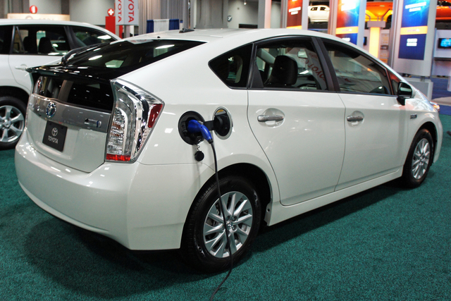 Toyota Prius Plug-in Hybrid reviews photo