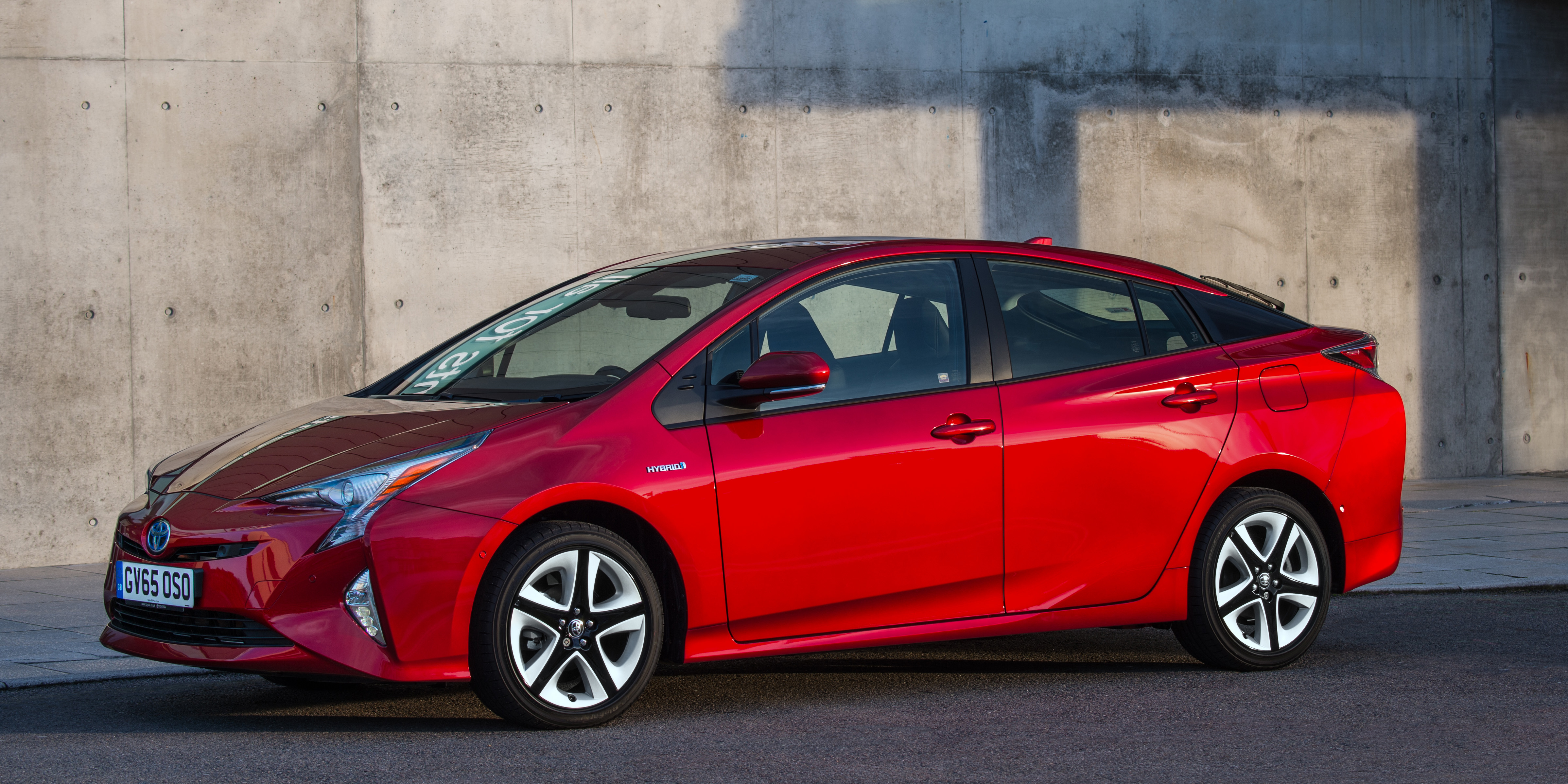Toyota Prius Plug-in Hybrid reviews photo