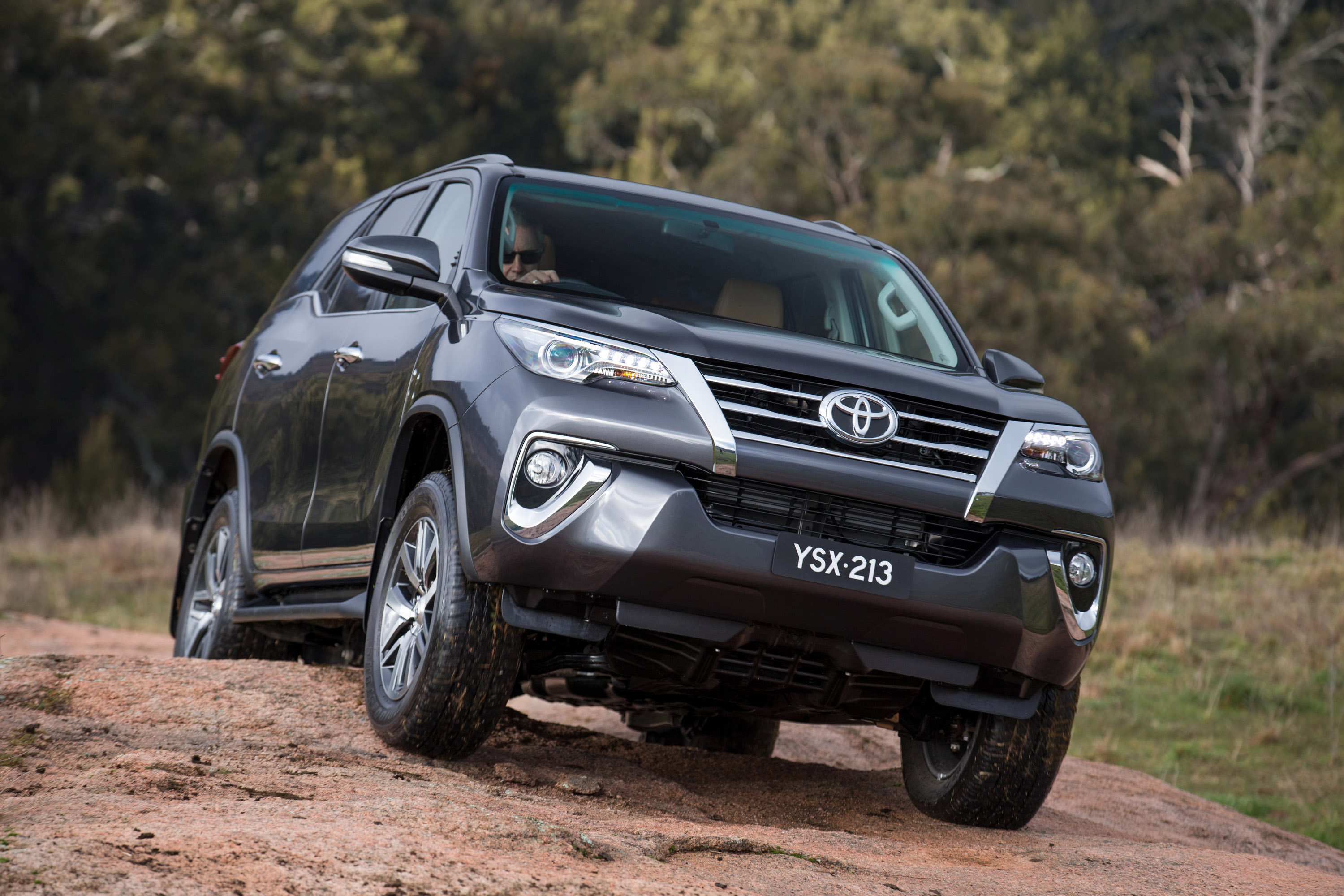 Toyota Fortuner reviews restyling