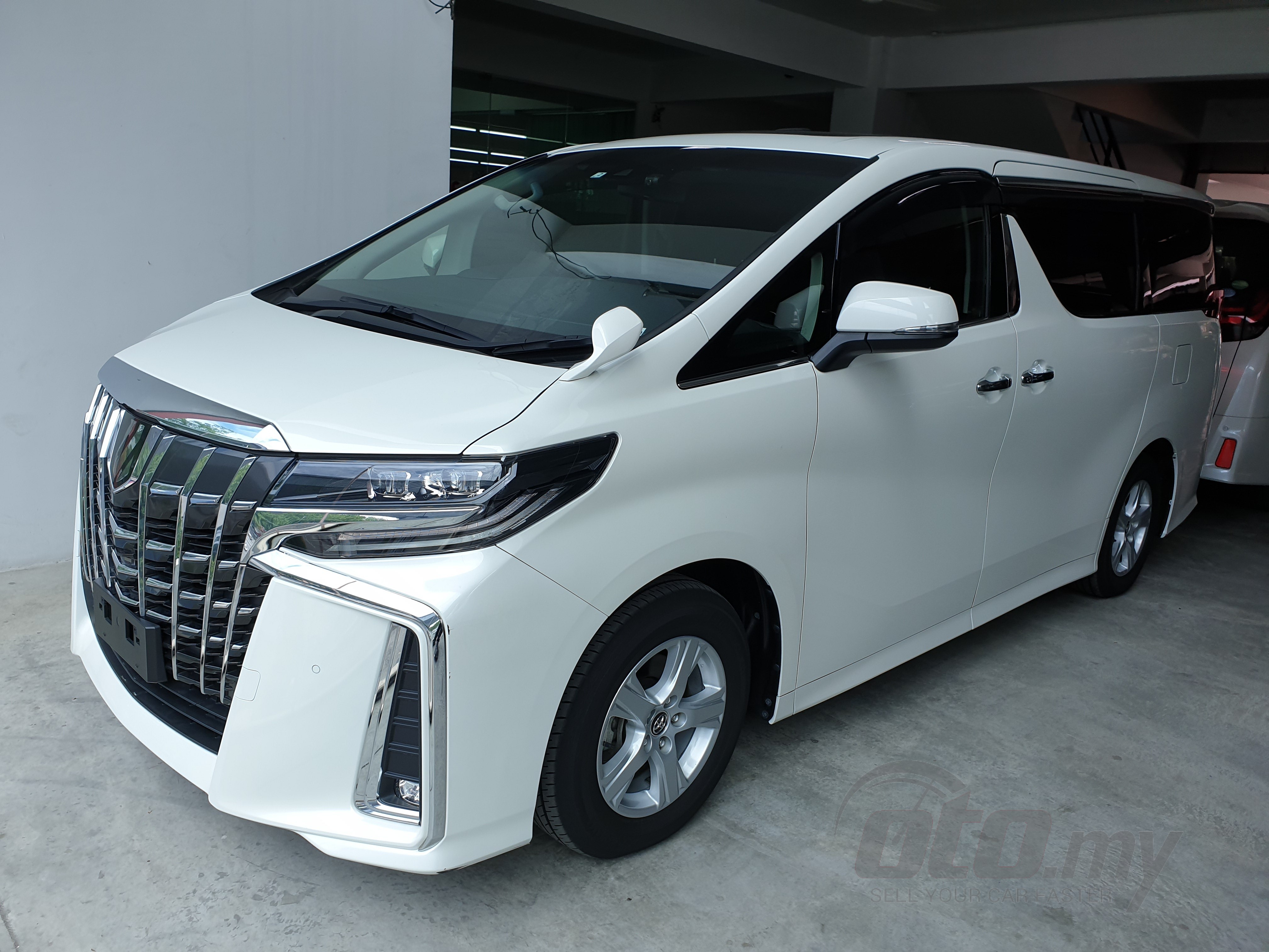 Toyota Alphard reviews restyling