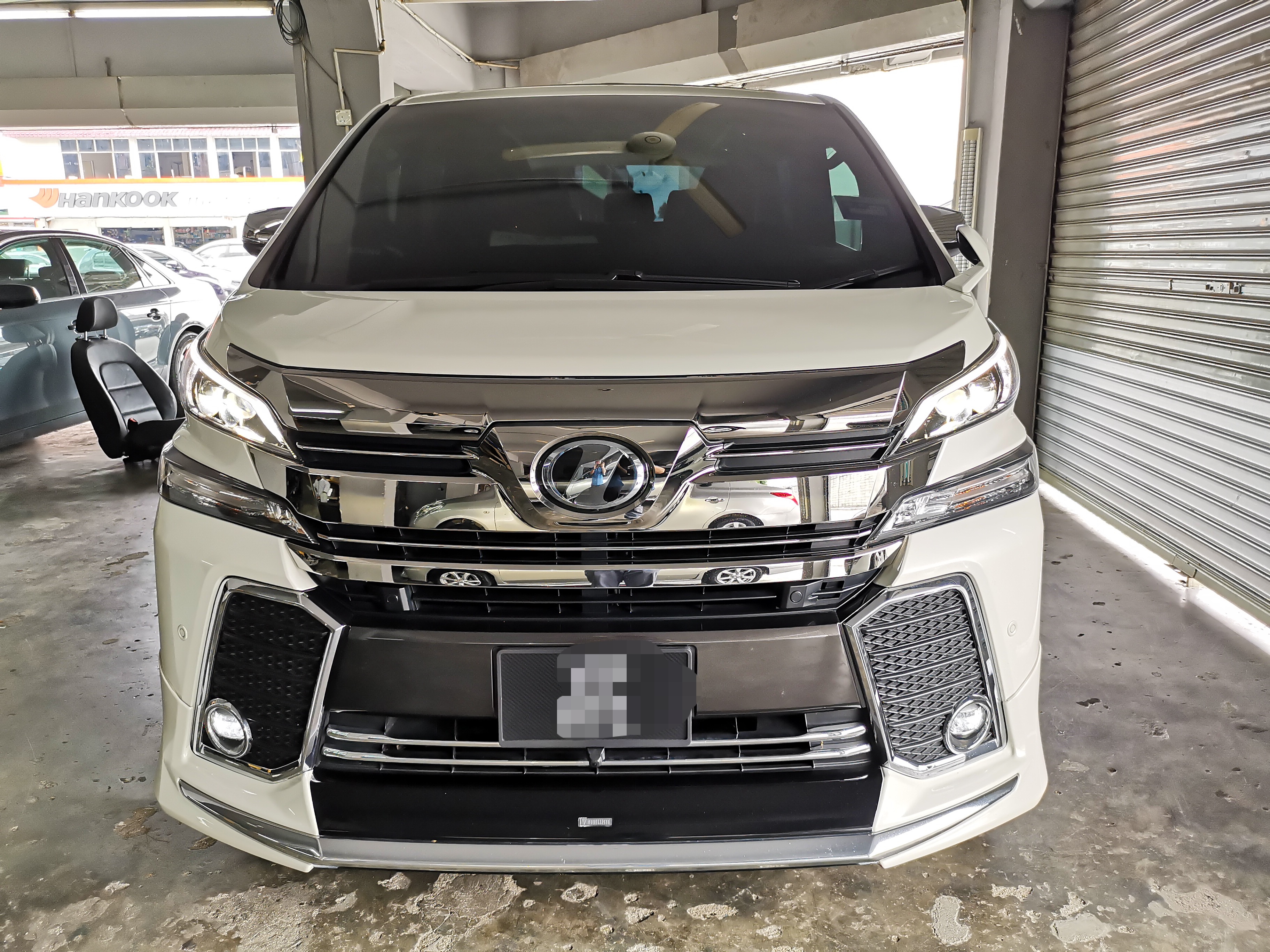 Toyota Alphard minivan 2018