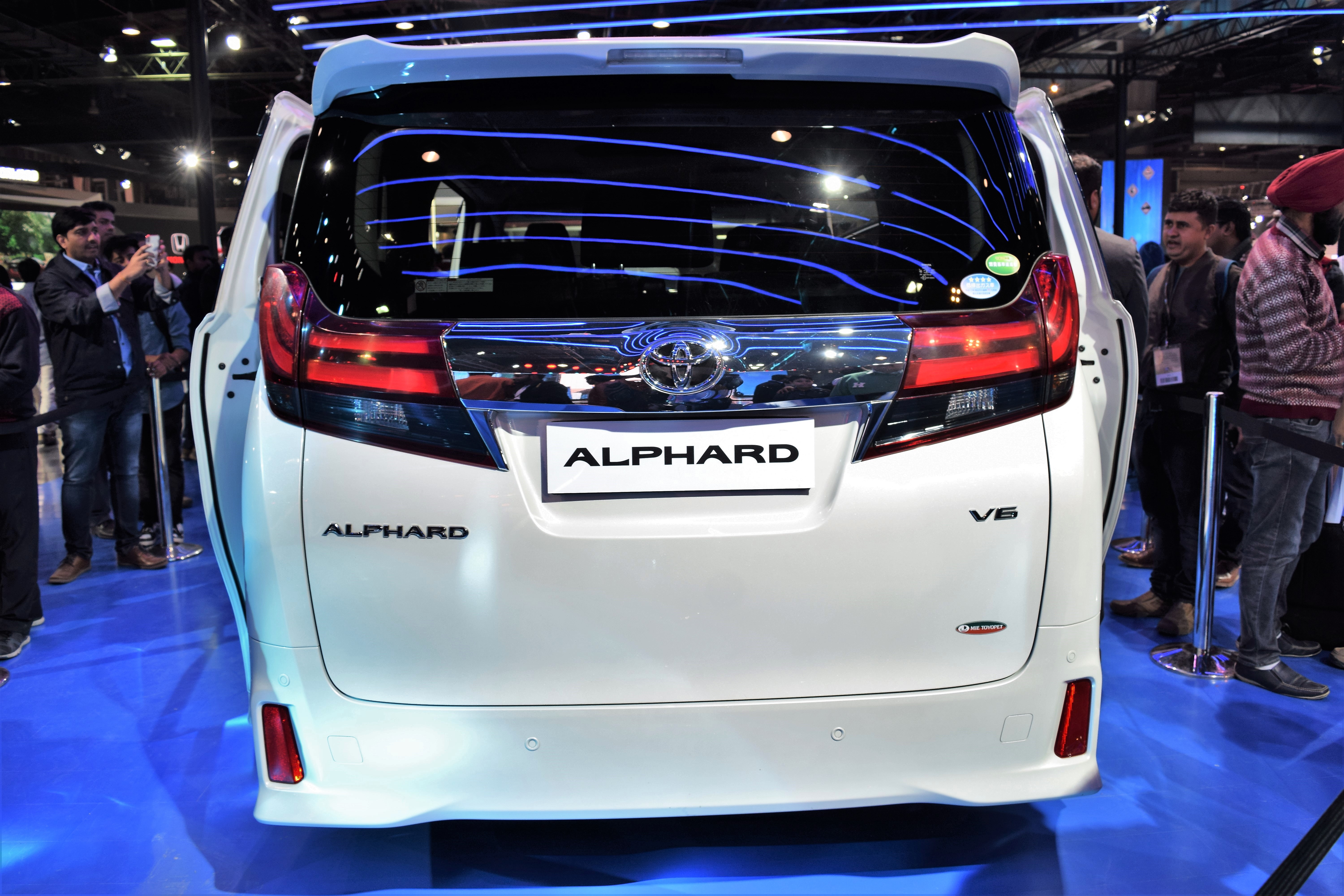 Toyota Alphard reviews restyling