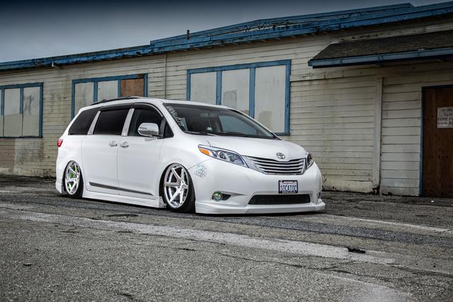 Toyota Sienna Photos and Specs. Photo: Toyota Sienna exterior photo and ...