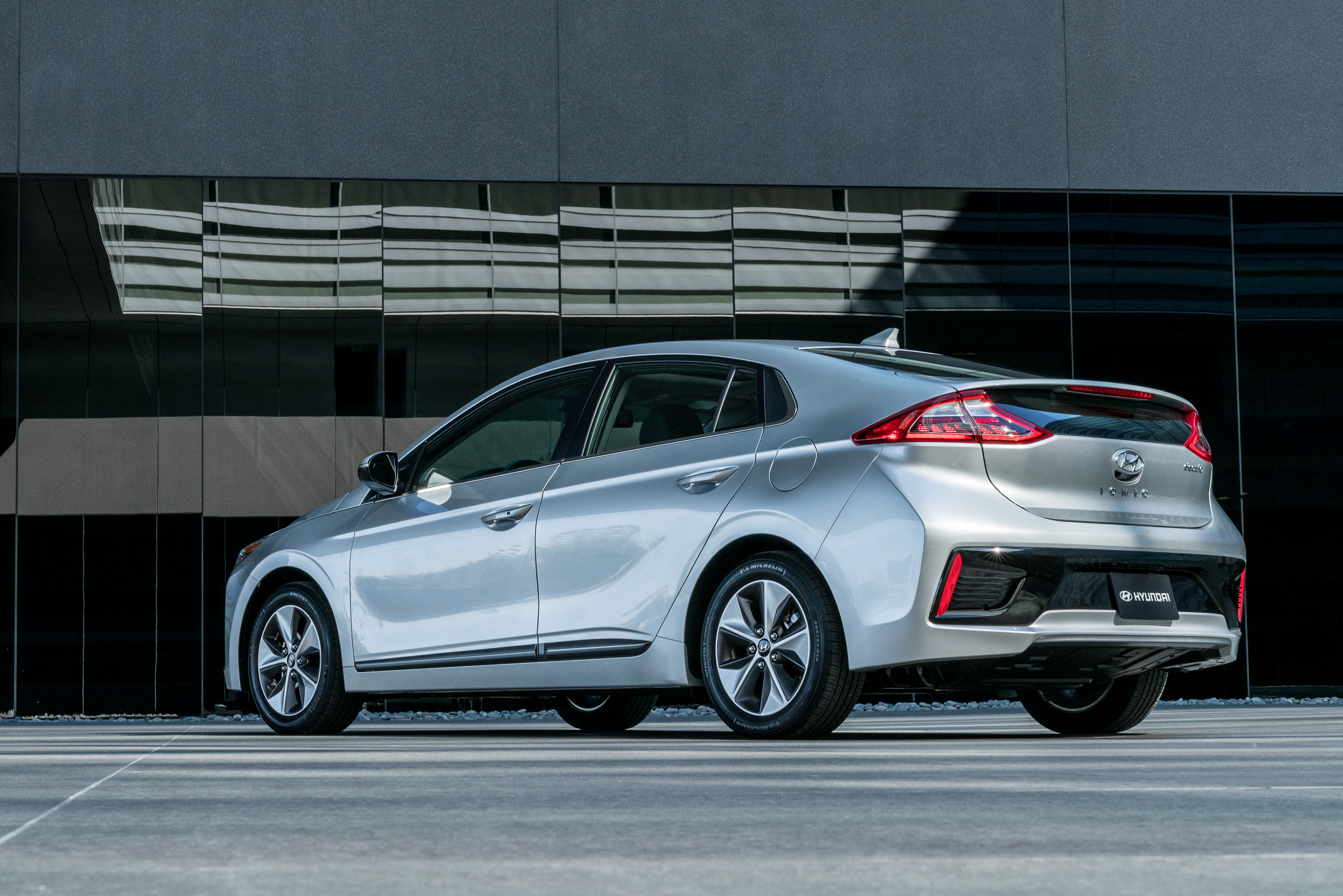 Hyundai IONIQ electric reviews 2016