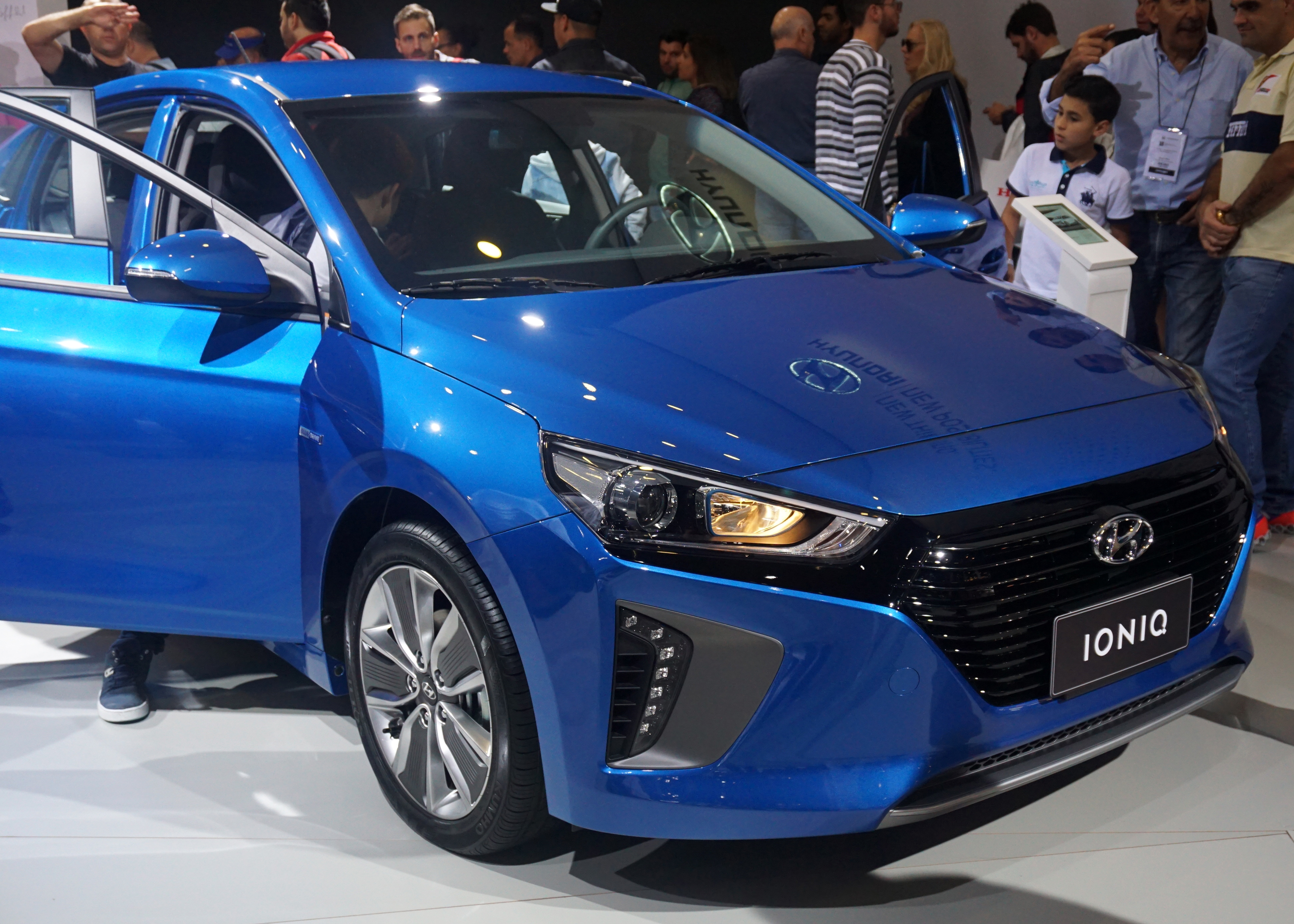 Hyundai IONIQ hybrid interior specifications