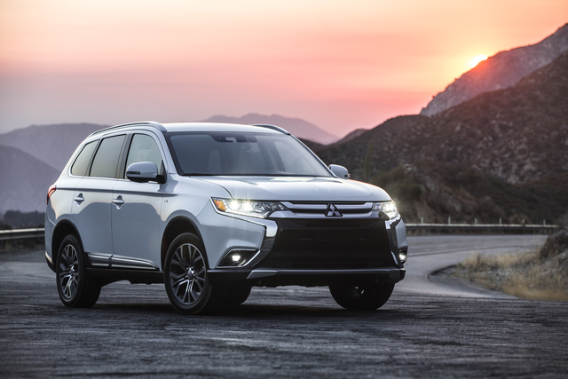 Mitsubishi Outlander suv photo