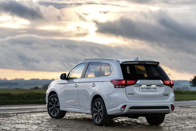 Mitsubishi Outlander PHEV reviews restyling