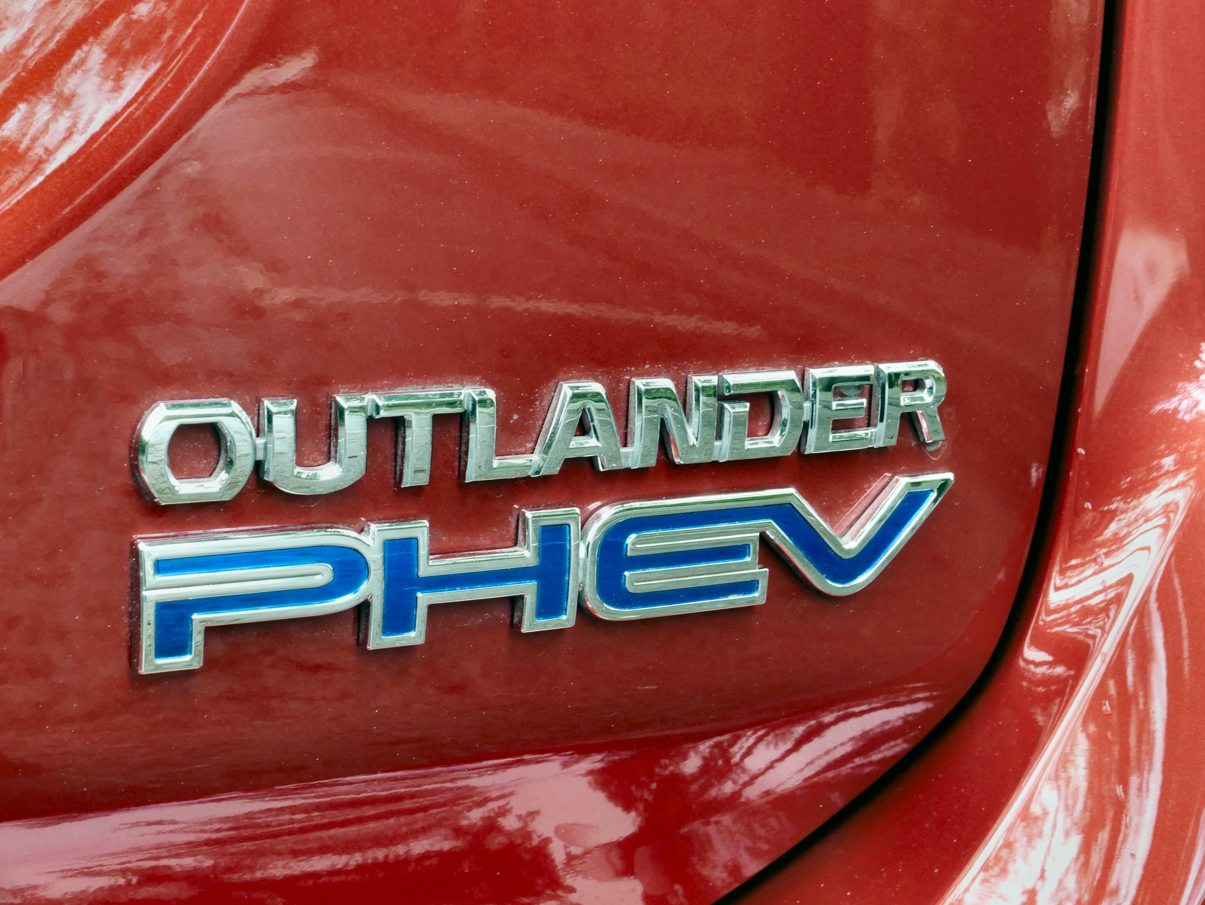 Mitsubishi Outlander PHEV exterior 2018