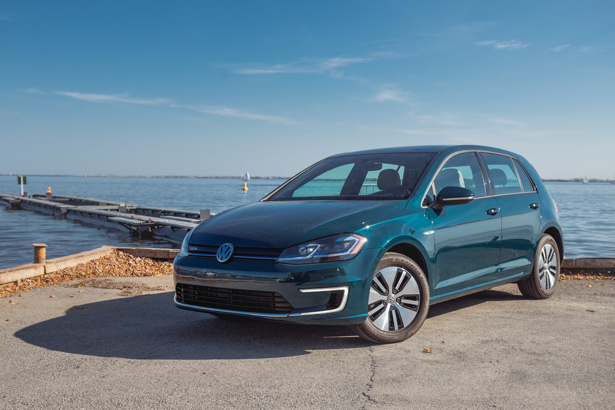 Фольксваген гольф 2018. VW Golf 2018. Volkswagen e-Golf. Фольксваген гольф 2018 фото.