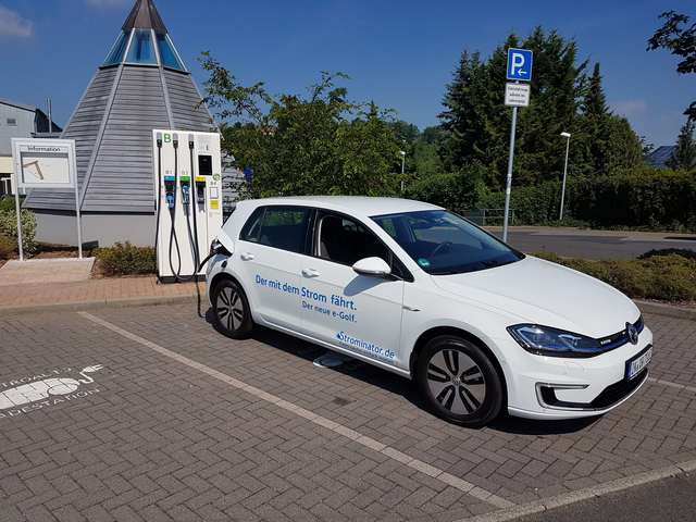 Volkswagen e-Golf 4k photo Volkswagen e-Golf hd big