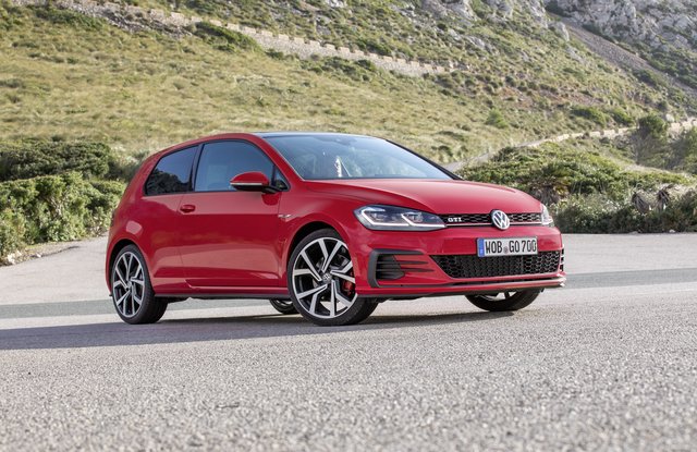 Volkswagen Golf R hatchback photo