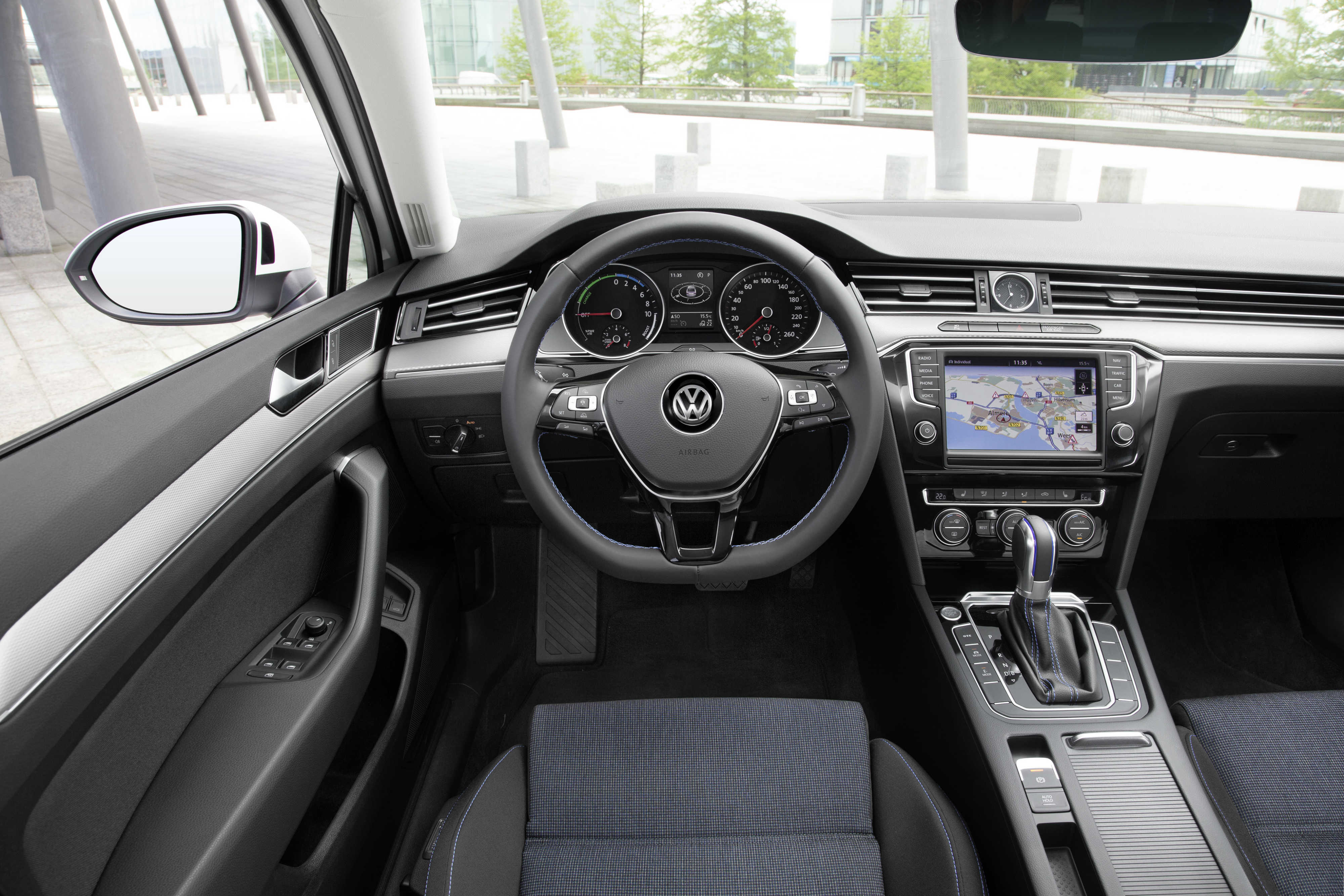 Volkswagen Passat GTE reviews photo