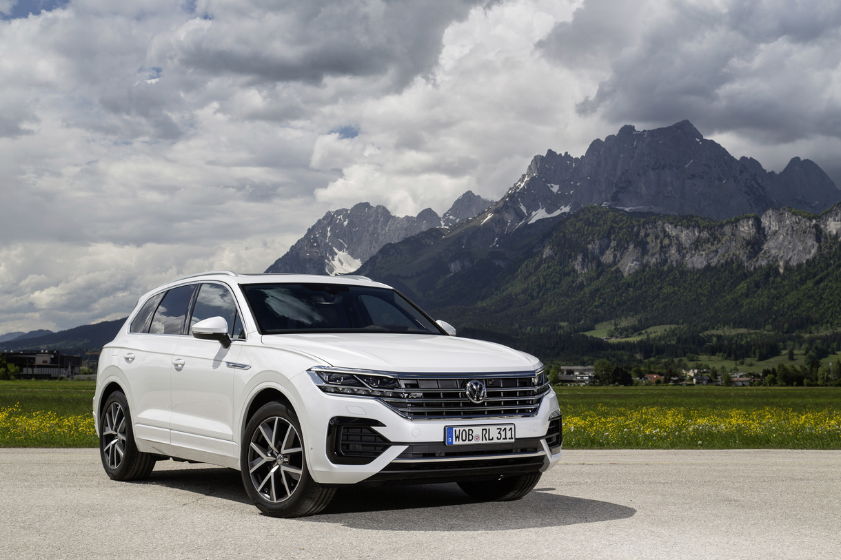 Volkswagen Touareg 2019 в лесу