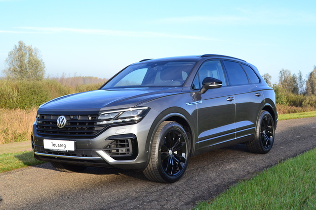 Volkswagen Touareg Photos and Specs. Photo: Volkswagen Touareg modern ...