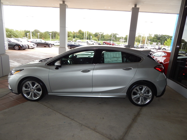 Chevrolet Cruze Hatchback interior big Chevrolet Cruze Hatchback reviews specifications