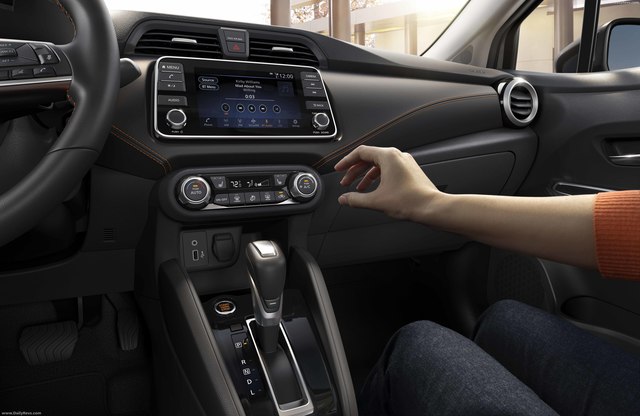 Nissan Versa auto show