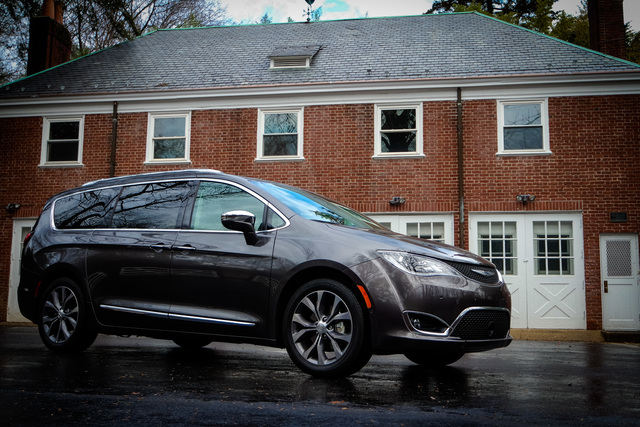 Chrysler Pacifica interior 2016