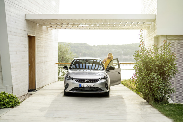 Opel Corsa F interior photo