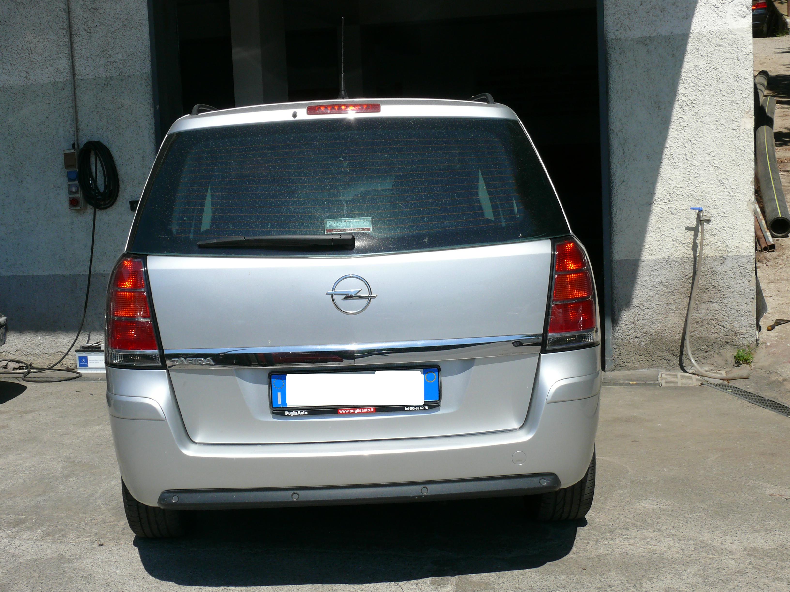 Opel Zafira minivan model