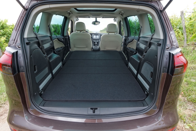 Opel Zafira hd big Opel Zafira reviews model