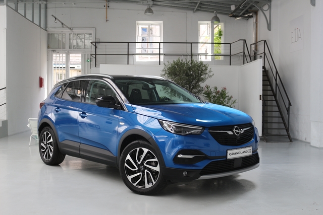 Opel Grandland X 4k big Opel Grandland X accessories model
