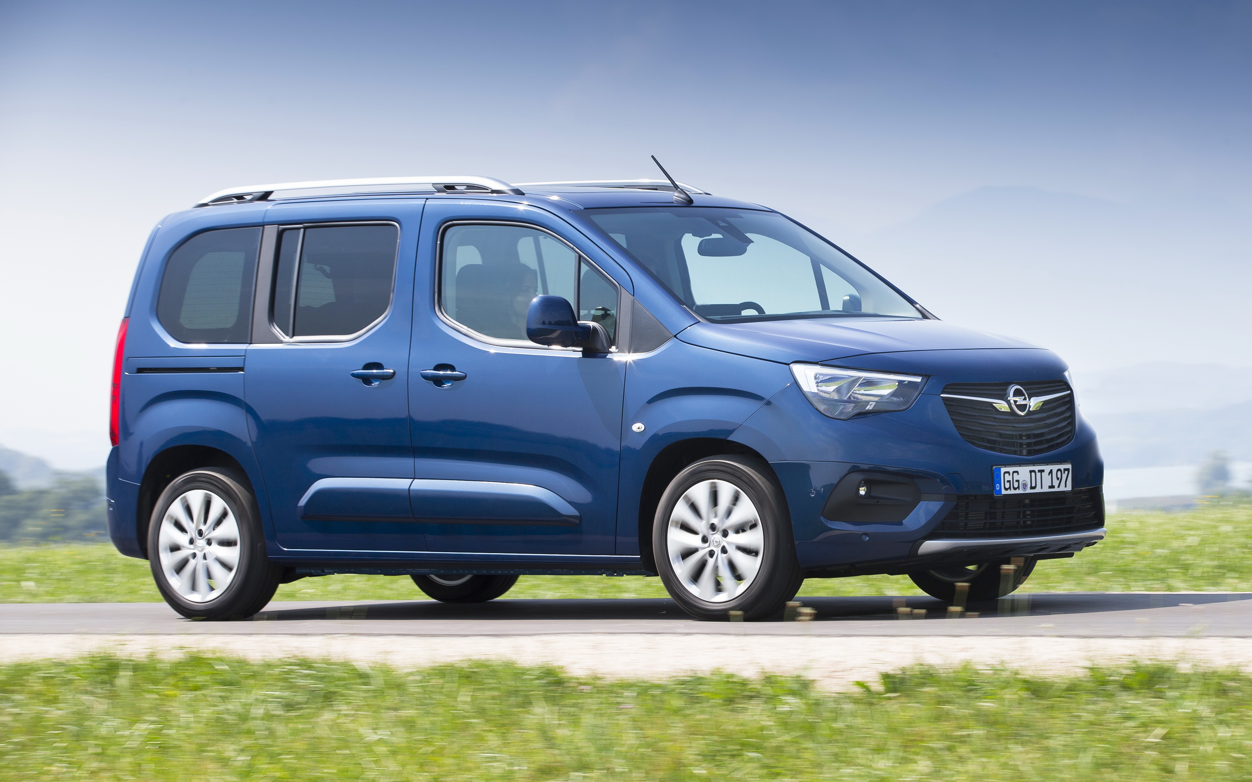 Opel Combo Life reviews specifications