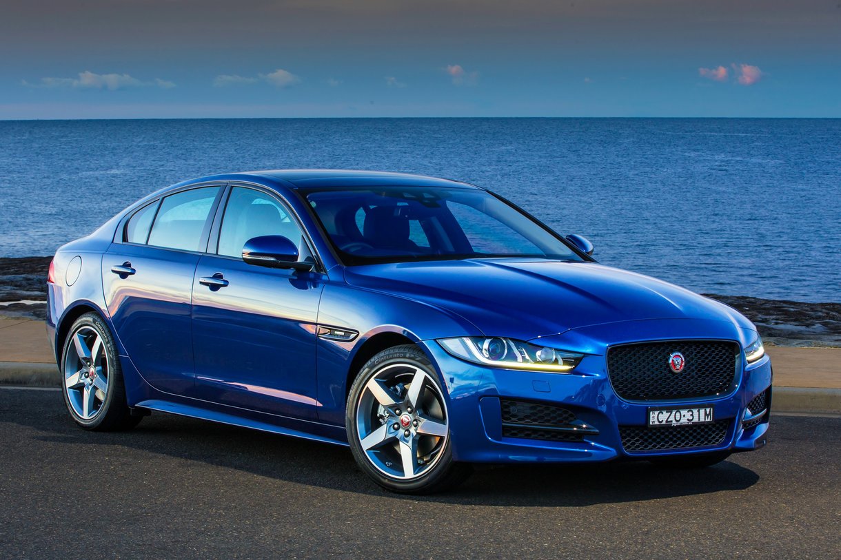 Jaguar xe синий