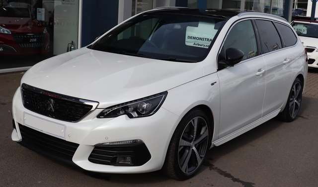 Peugeot 308 5-door 4k photo