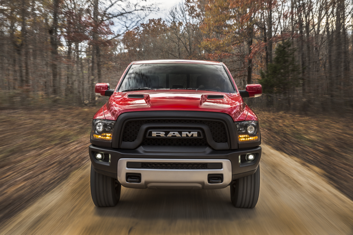 Dodge Ram 1500 спереди