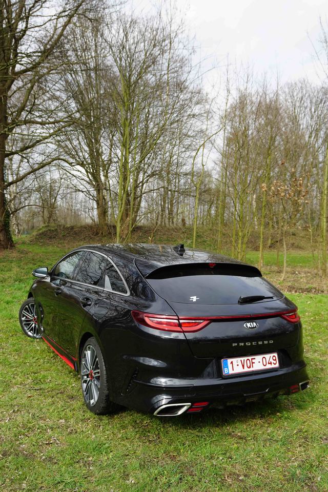 KIA ProCeed GT modern big