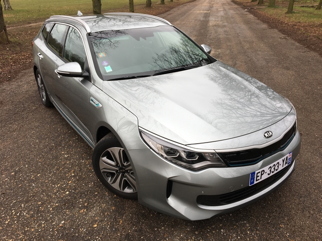 KIA Optima SW 4k photo