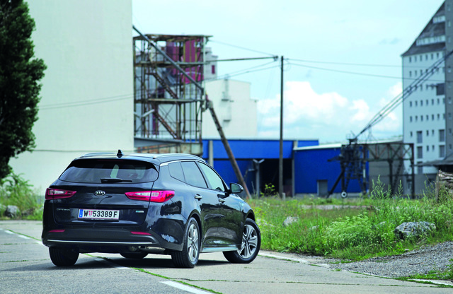 KIA Optima SW Plug-in Hybrid hd photo