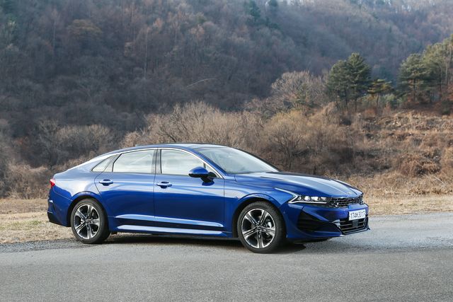 KIA K5 interior photo