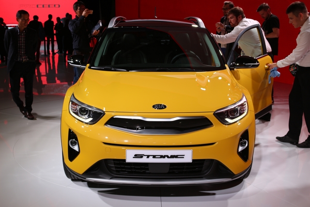 KIA Stonic Photos and Specs. Photo: KIA Stonic accessories big and 22 ...