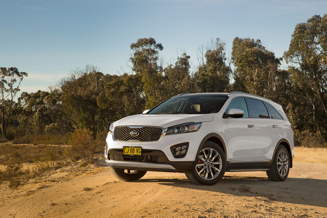 KIA Sorento Photos and Specs. Photo: KIA Sorento interior photo and 18 ...