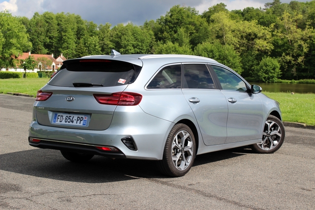 KIA Ceed SW Photos, And Specs. 1.6 GLS MT Business, 1.6 GLS AT Business ...