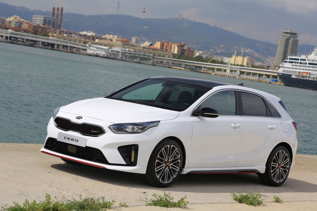 KIA Pro Ceed GT accessories photo KIA Pro Ceed GT hatchback specifications
