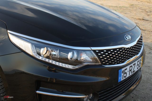 KIA Optima SW interior 2016 KIA Optima SW reviews photo