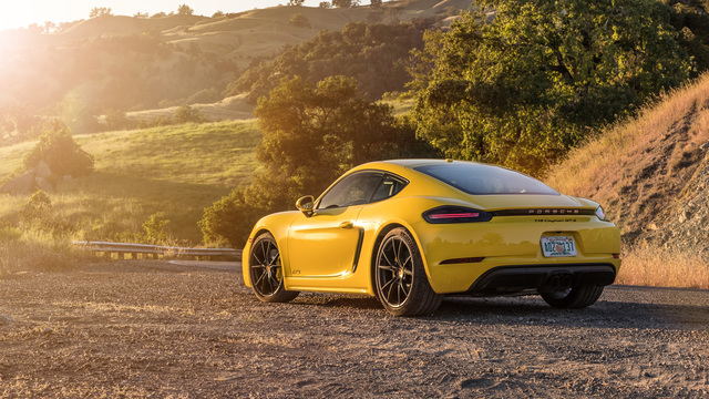 Porsche 718 Cayman GT4 coupe 2019