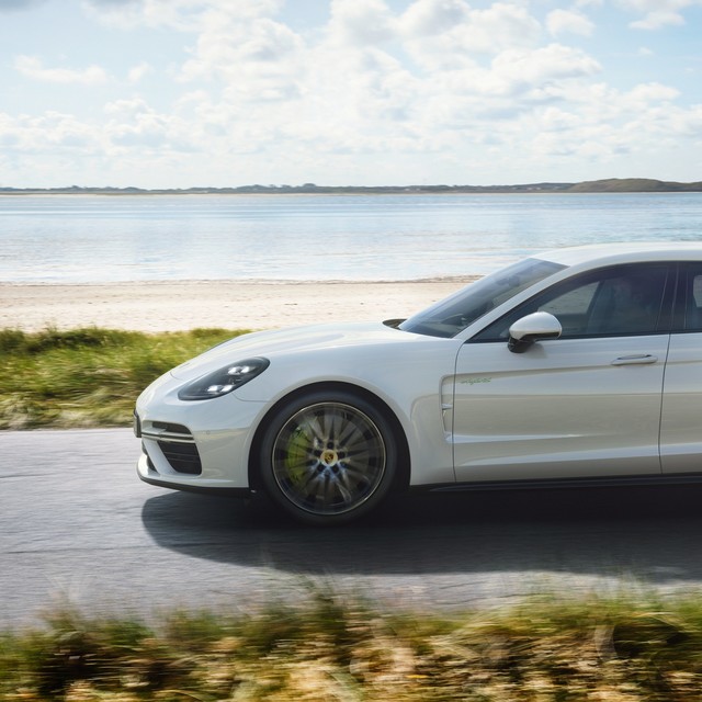 Porsche Panamera Turbo E-Hybrid Sport Turismo auto show