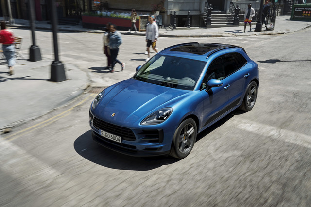 Porsche Macan accessories big Porsche Macan exterior photo