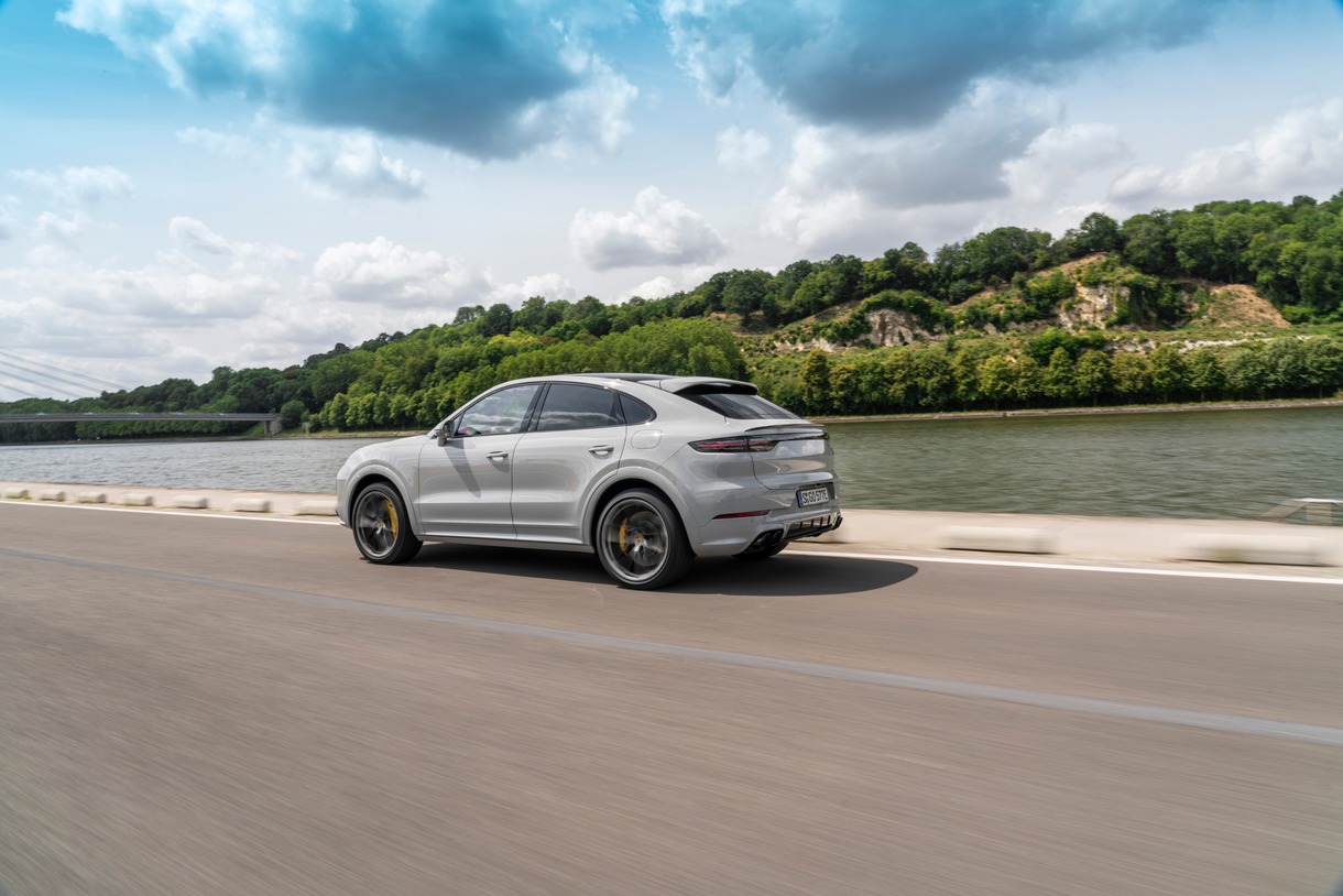 Porsche Cayenne 2021 Р±РµР»С‹Р№