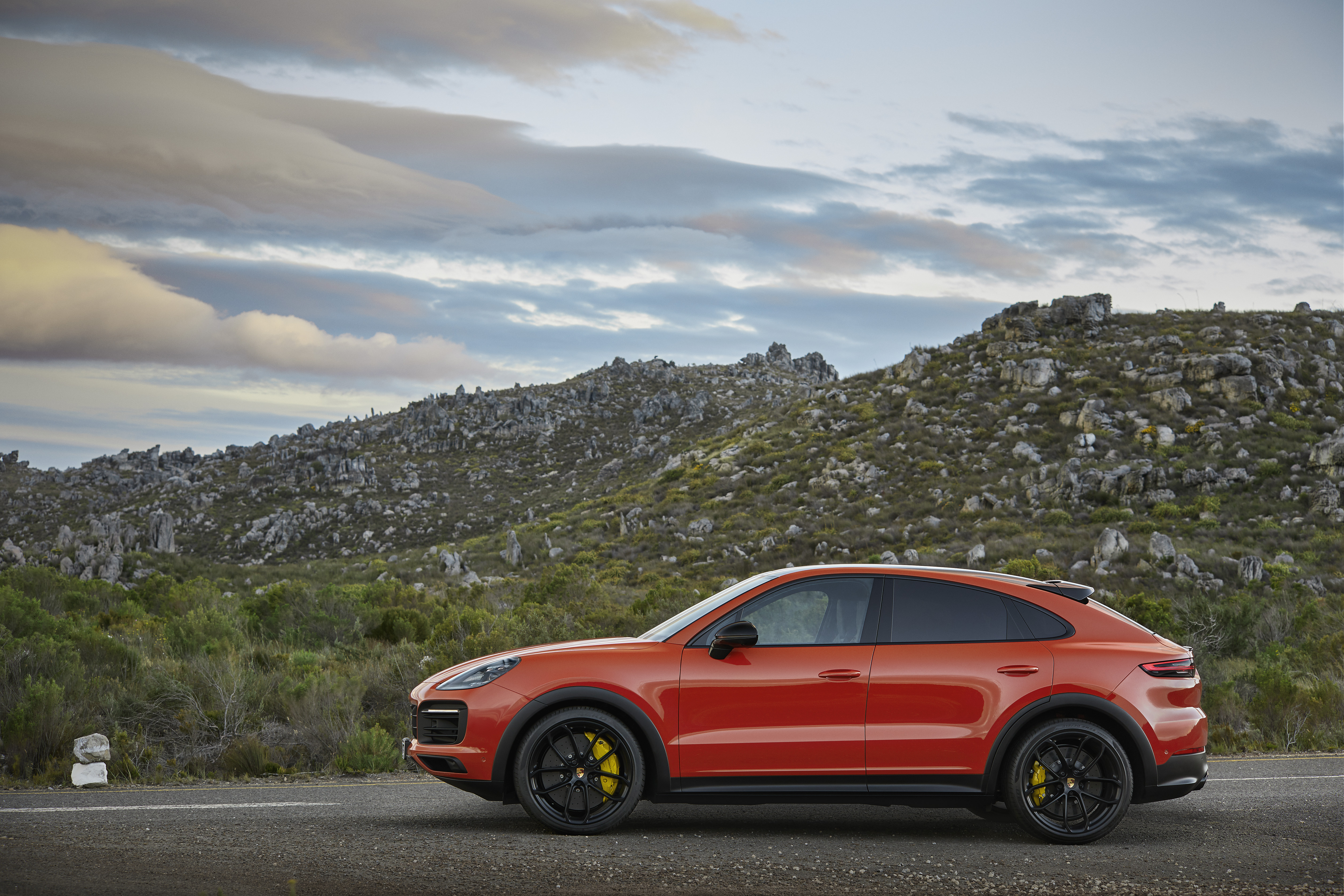 Porsche Cayenne Coupe E-Hybrid interior big