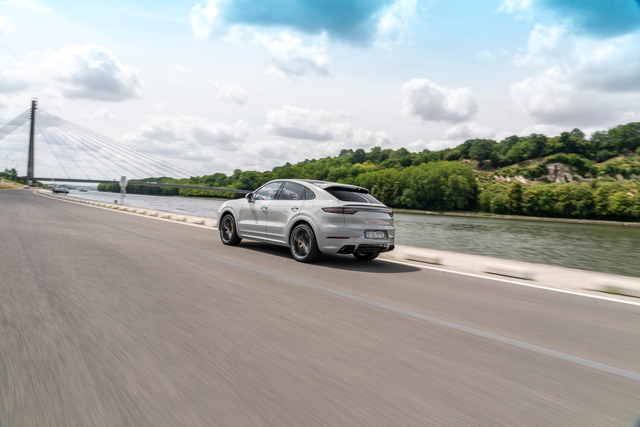 Porsche Cayenne Turbo Coupe E-Hybrid 4k restyling