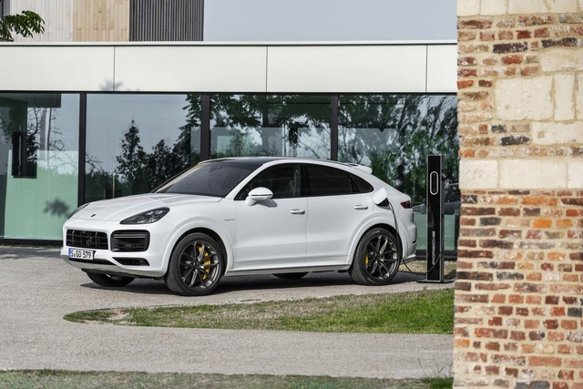 Porsche Cayenne Turbo Coupe E-Hybrid 4k restyling