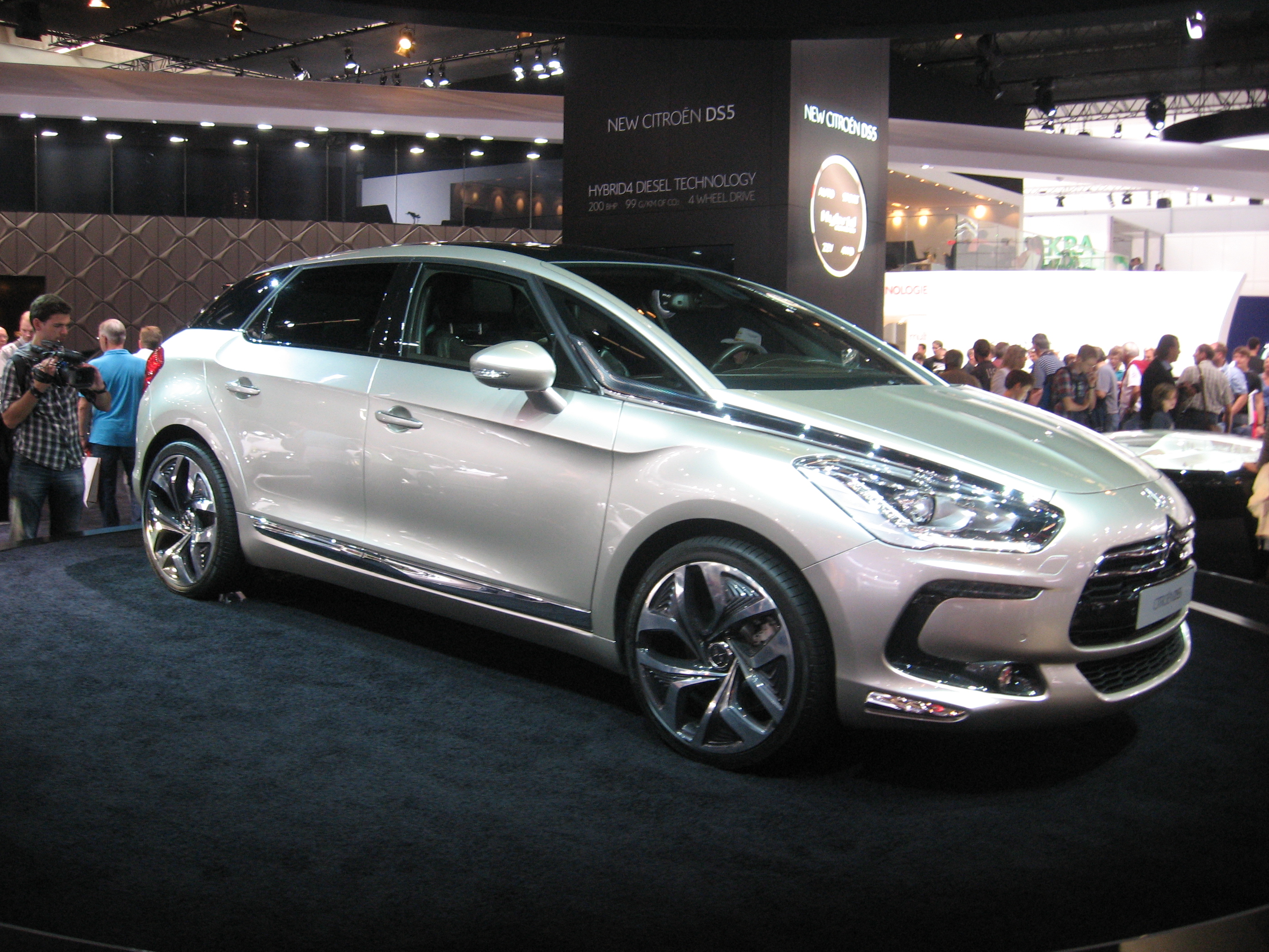 DS 5 hatchback big